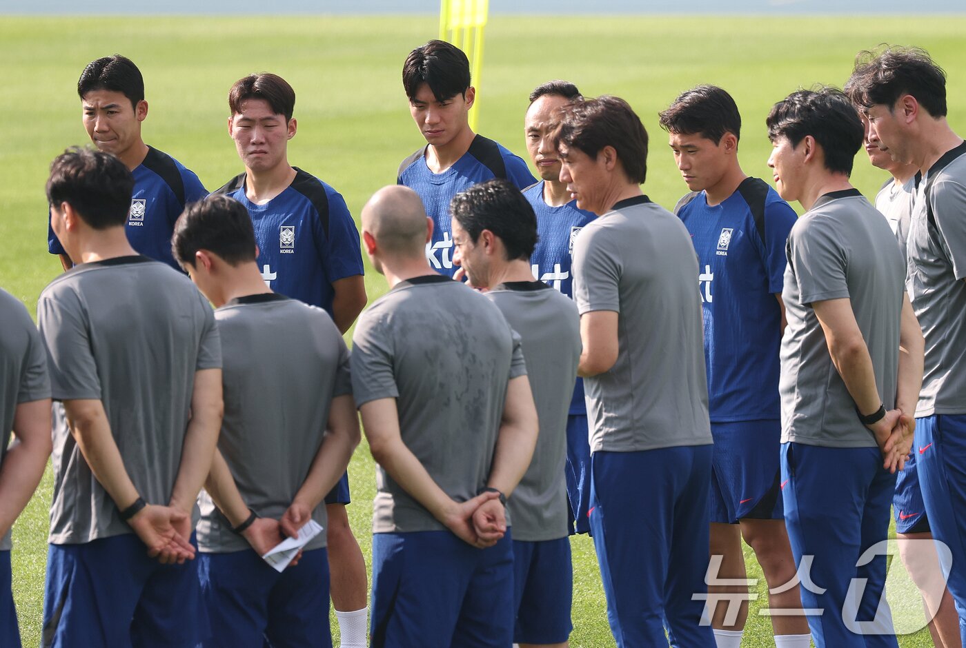 본문 이미지 - 훈련 전 선수들에게 설명하는 홍명보 감독&#40;가운데&#41; 2025.7.3/뉴스1 ⓒ News1 김영운 기자