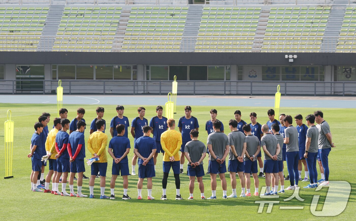 본문 이미지 - 2025 동아시아축구연맹&#40;EAFF&#41; E1 챔피언십&#40;동아시안컵&#41;에 나서는 대한민국 축구 국가대표팀 선수들이 3일 오후 경기 성남시 중원구 성남종합운동장에서 훈련에 앞서 모여 홍명보 감독의 훈련 지시를 듣고 있다. 한국 남녀국가대표팀이 참가하는 EAFF E1 챔피언십은 오는 7월 7일부터 16일까지 경기도 3개 도시&#40;용인, 수원, 화성&#41;에서 개최된다. 2025.7.3/뉴스1 ⓒ News1 김영운 기자