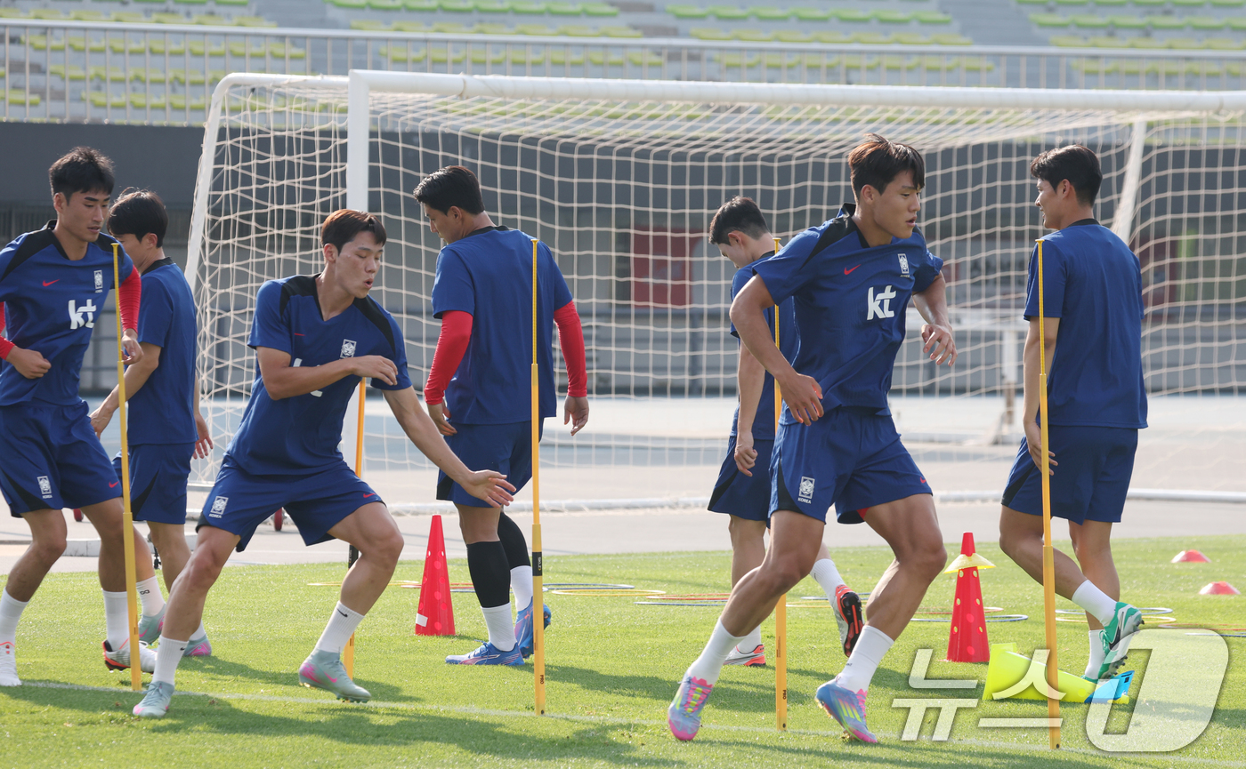 (성남=뉴스1) 김영운 기자 = 3일 오후 경기 성남시 중원구 성남종합운동장에서 열린 2025 동아시아축구연맹(EAFF) E1 챔피언십(동아시안컵) 대한민국 축구 국가대표팀 훈련에 …