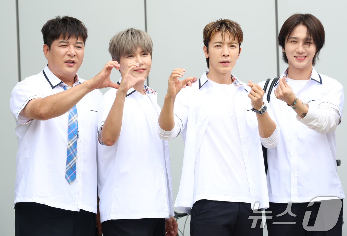 (고양=뉴스1) 권현진 기자 = 슈퍼주니어 신동(왼쪽부터)과 려욱,동해, 예성이 3일 경기도 고양시 일산 동구 장항동 JTBC 일산스튜디오에서 열린 '아는 형님'(아형) 녹화에 참 …