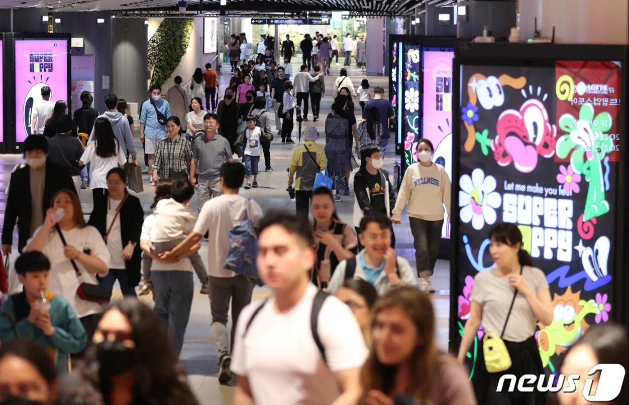 본문 이미지 - 서울 송파구 롯데월드몰이 이용 고객들로 붐비고 있다. 2023.5.28/뉴스1 ⓒ News1 신웅수 기자