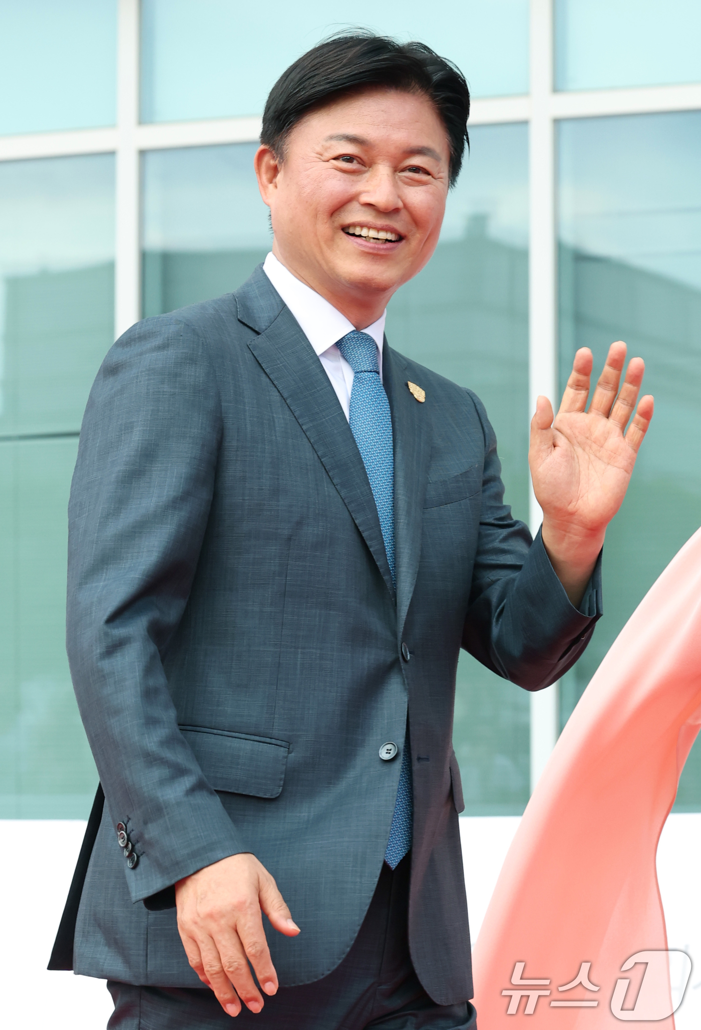 (부천=뉴스1) 권현진 기자 = 조용익 부천시장이 3일 오후 경기도 부천시청에서 열린 제29회 부천국제판타스틱영화제 행사에 참석해 레드카펫을 밟고 있다. 2025.7.3/뉴스1