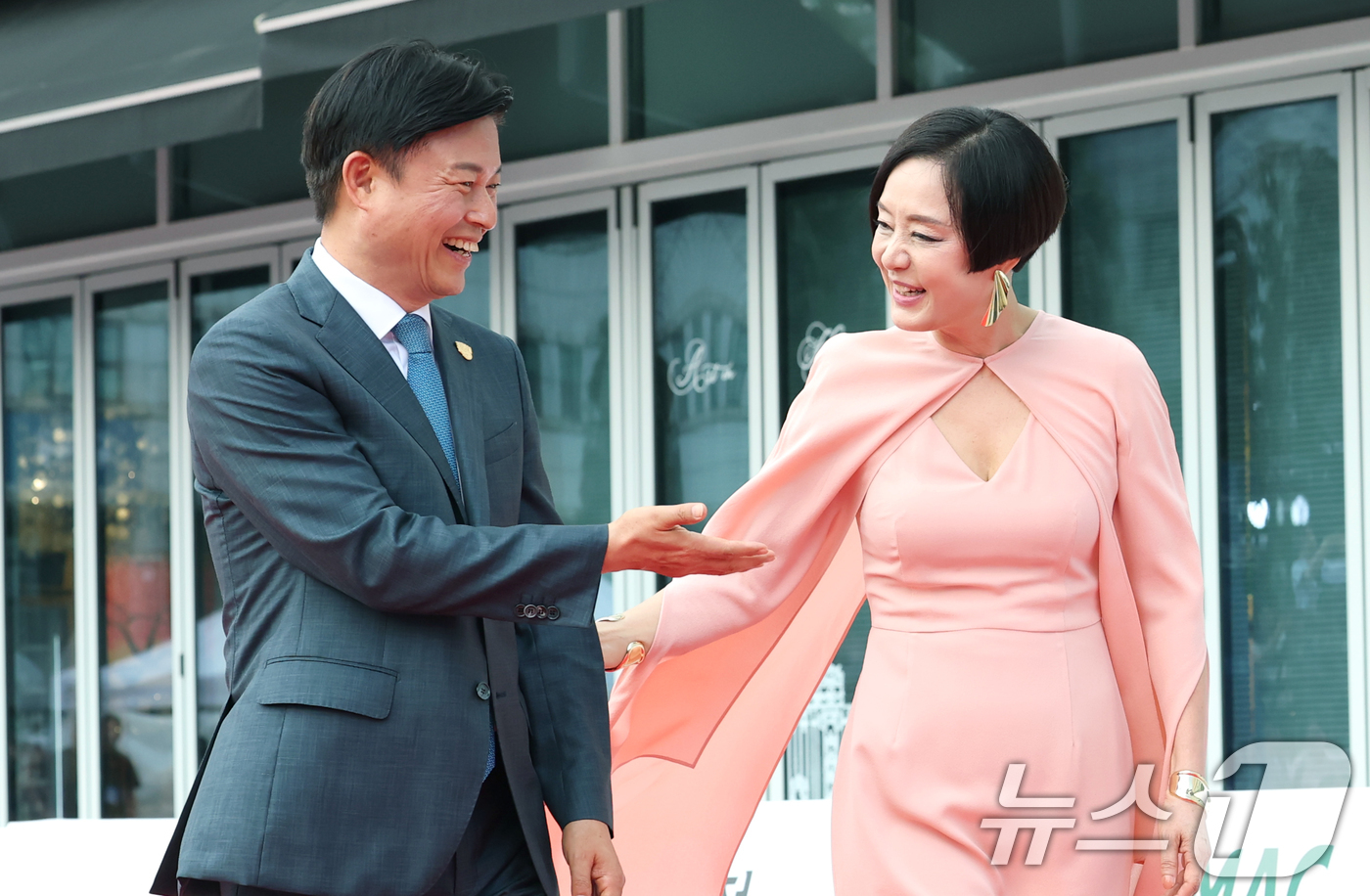 (부천=뉴스1) 권현진 기자 = 조용익 부천시장과 장미희 조직위원장(오른쪽)이 3일 오후 경기도 부천시청에서 열린 제29회 부천국제판타스틱영화제 행사에 참석해 레드카펫을 밟고 있다 …