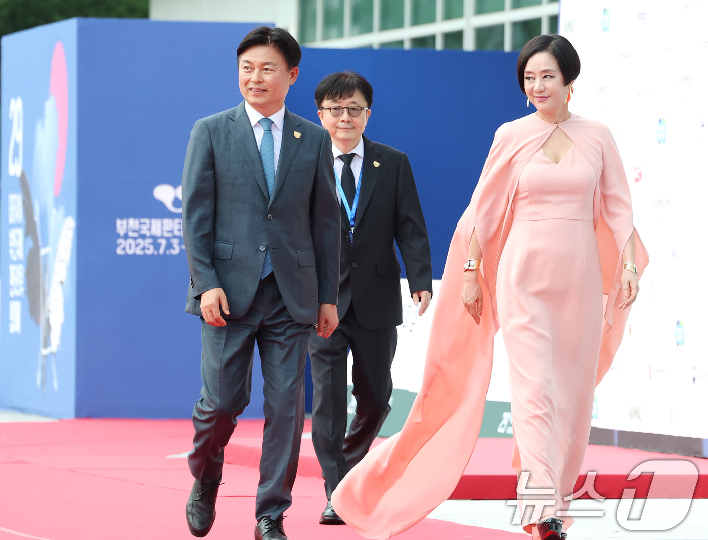 (부천=뉴스1) 권현진 기자 = 조용익 부천시장(왼쪽부터)과 신철 집행위원장, 장미희 조직위원장이 3일 오후 경기도 부천시청에서 열린 제29회 부천국제판타스틱영화제 행사에 참석해 …