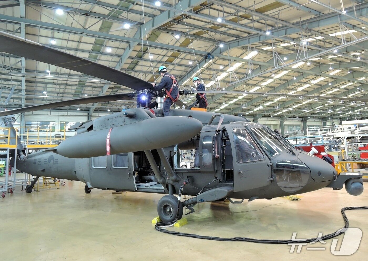 본문 이미지 - 대한항공 부산테크센터에서 UH-60 헬기 창정비를 수행하는 모습 &#40;대한항공 제공&#41; 