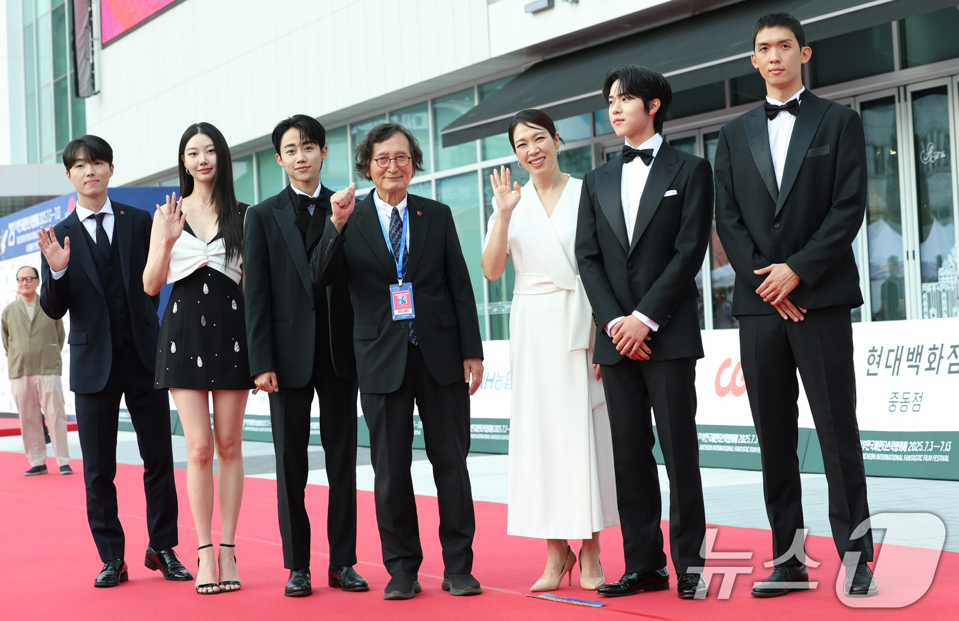 (부천=뉴스1) 권현진 기자 = 정지영 감독을 비롯한 '내 이름은' 주역들이 3일 오후 경기도 부천시청에서 열린 제29회 부천국제판타스틱영화제 레드카펫 행사에 참석해 포즈를 취하고 …