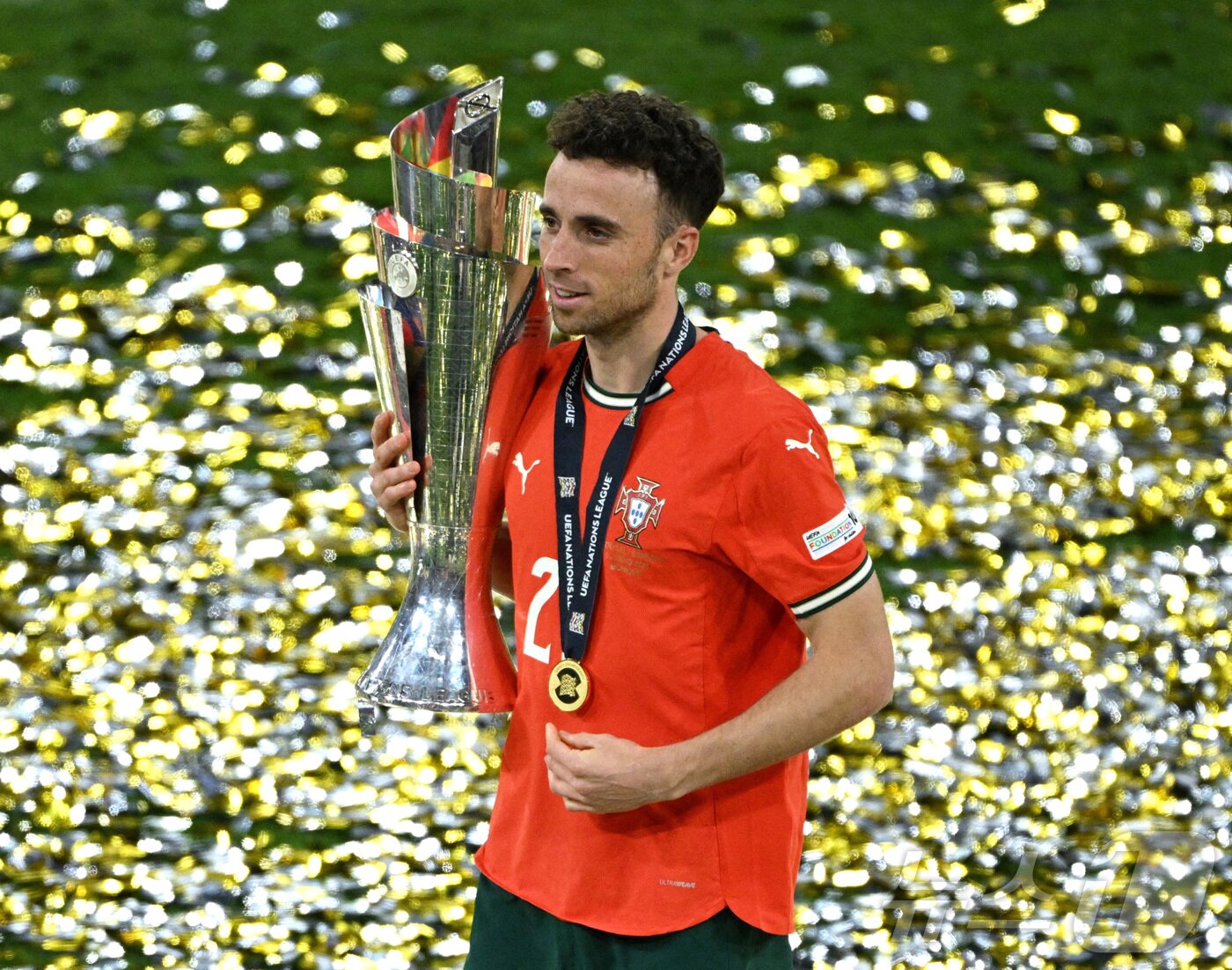 본문 이미지 - 2024-25 UEFA 네이션스리그 우승컵을 든 디오고 조타.ⓒ 로이터=뉴스1