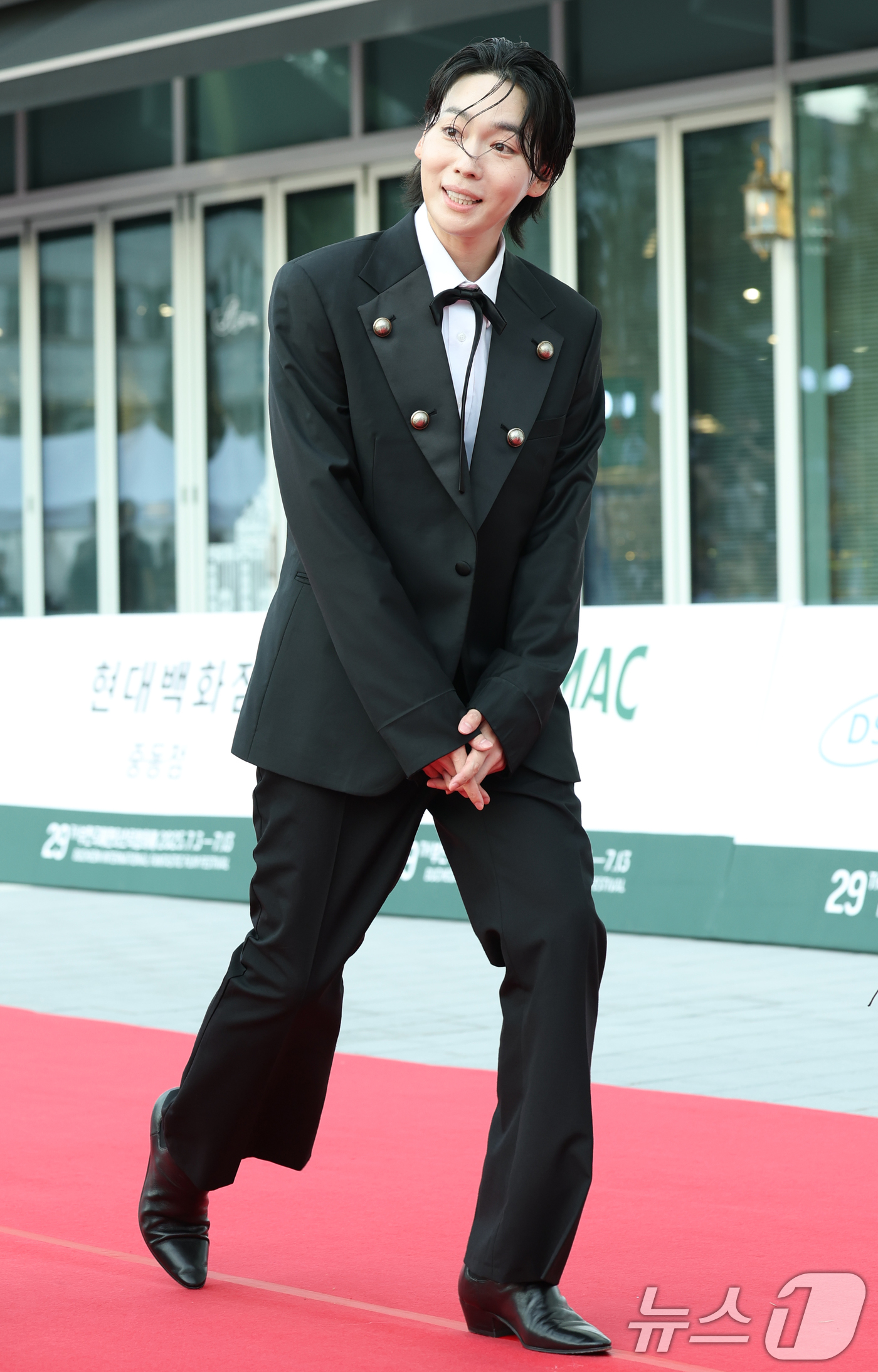 (부천=뉴스1) 권현진 기자 = 위너 김진우가 3일 오후 경기도 부천시청에서 열린 제29회 부천국제판타스틱영화제 행사에 참석해 레드카펫을 밟고 있다. 2025.7.3/뉴스1