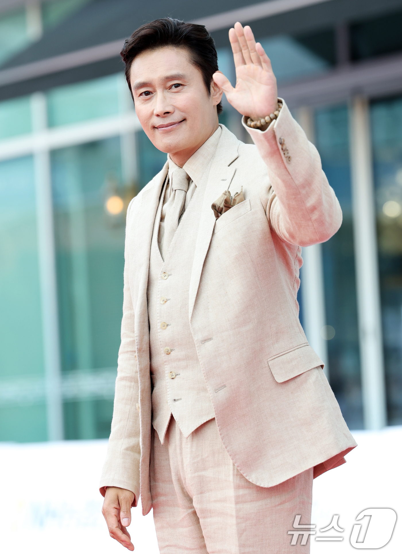 (부천=뉴스1) 권현진 기자 = 배우 이병헌이 3일 오후 경기도 부천시청에서 열린 제29회 부천국제판타스틱영화제 행사에 참석해 레드카펫을 밟고 있다. 2025.7.3/뉴스1