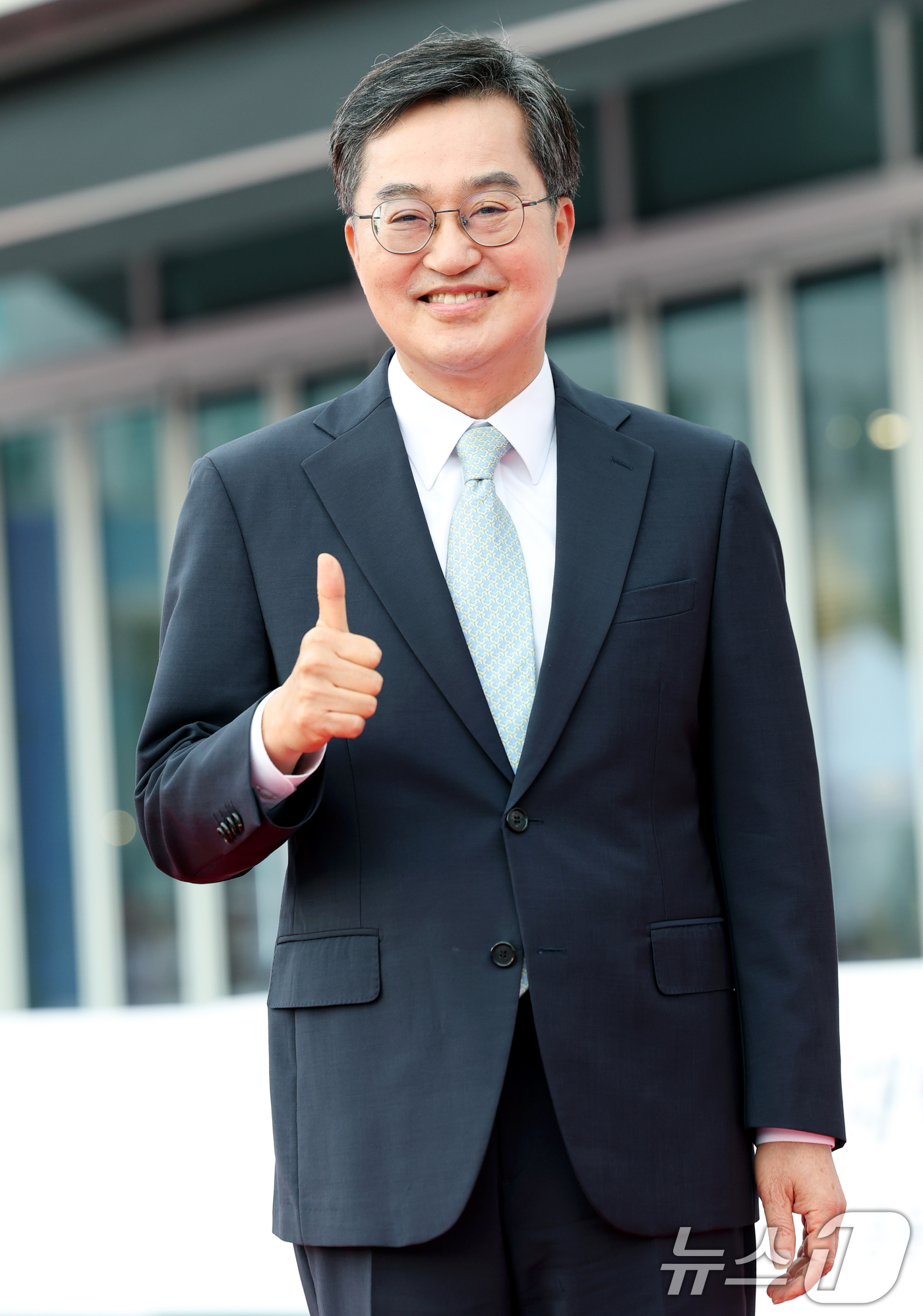 (부천=뉴스1) 권현진 기자 = 김동연 경기도지사가 3일 오후 경기도 부천시청에서 열린 제29회 부천국제판타스틱영화제 행사에 참석해 레드카펫을 밟으며 미소를 고 있다. 2025.7 …