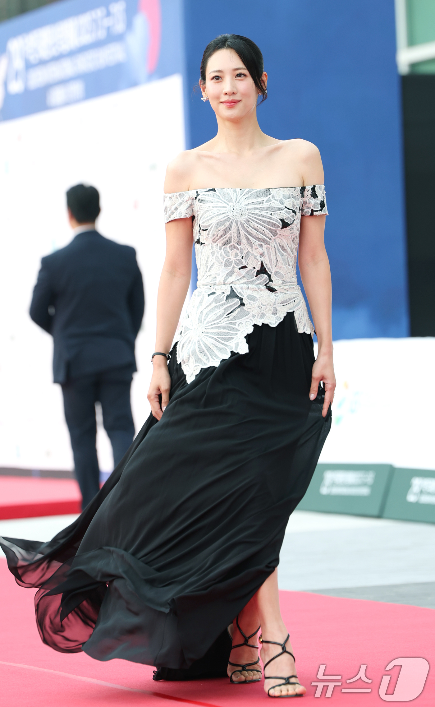 (부천=뉴스1) 권현진 기자 = 배우 수현이 3일 오후 경기도 부천시청에서 열린 제29회 부천국제판타스틱영화제 행사에 참석해 레드카펫을 밟고 있다. 2025.7.3/뉴스1