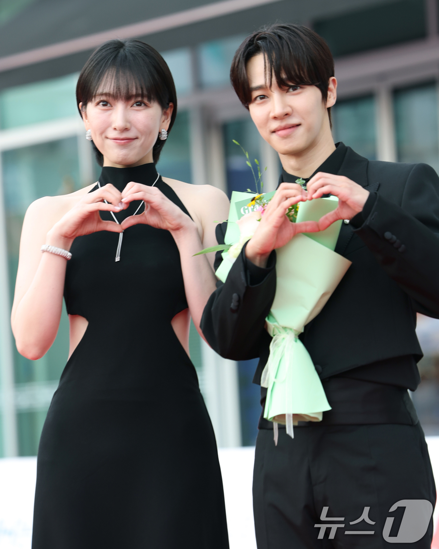 (부천=뉴스1) 권현진 기자 = 카라 강지영과 하이라이트 이기광(오른쪽)이 3일 오후 경기도 부천시청에서 열린 제29회 부천국제판타스틱영화제 행사에 참석해 레드카펫을 밟고 있다. …