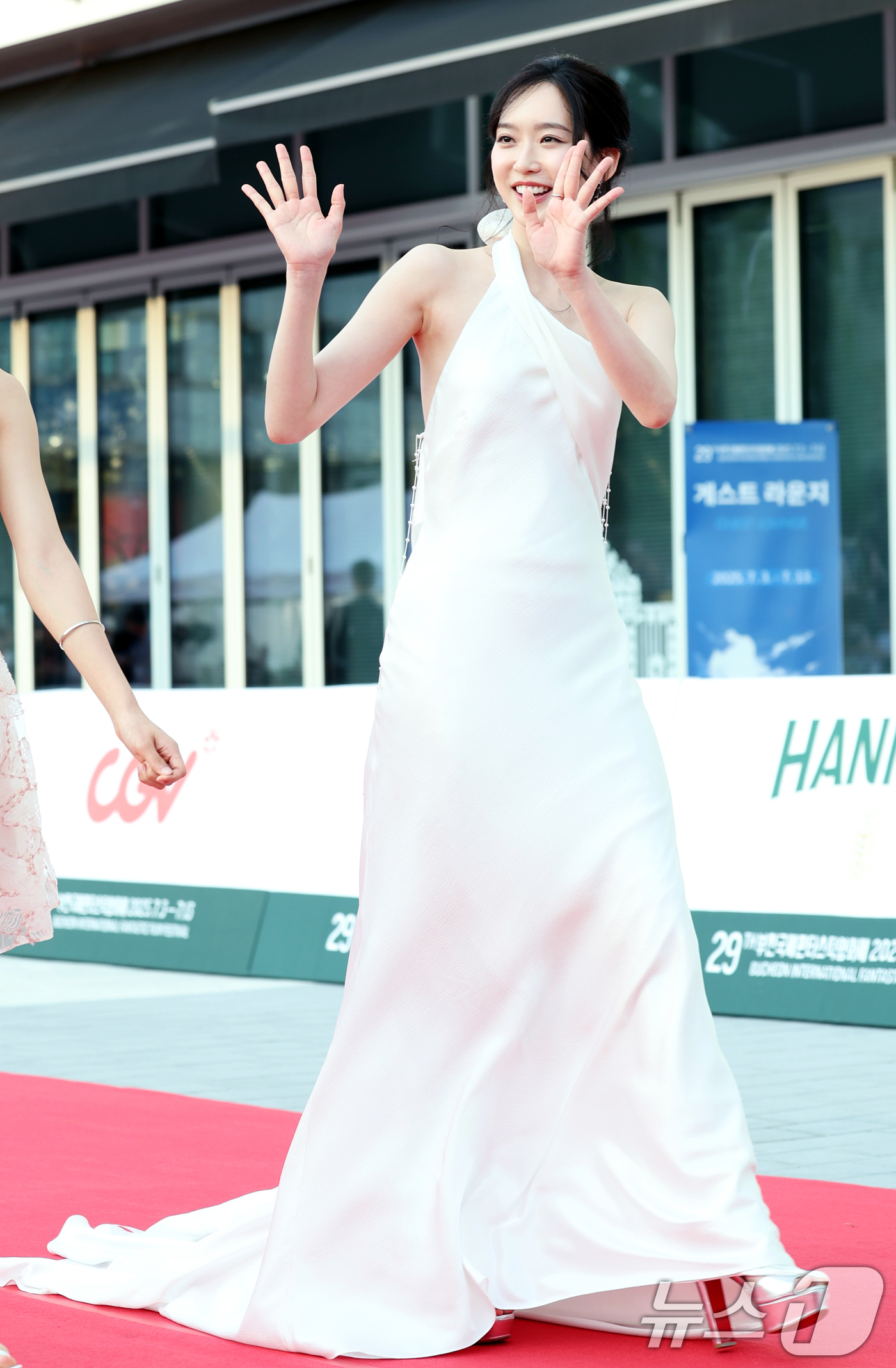 (부천=뉴스1) 권현진 기자 = 배우 한지현이 3일 오후 경기도 부천시청에서 열린 제29회 부천국제판타스틱영화제 행사에 참석해 레드카펫을 밟고 있다. 2025.7.3/뉴스1