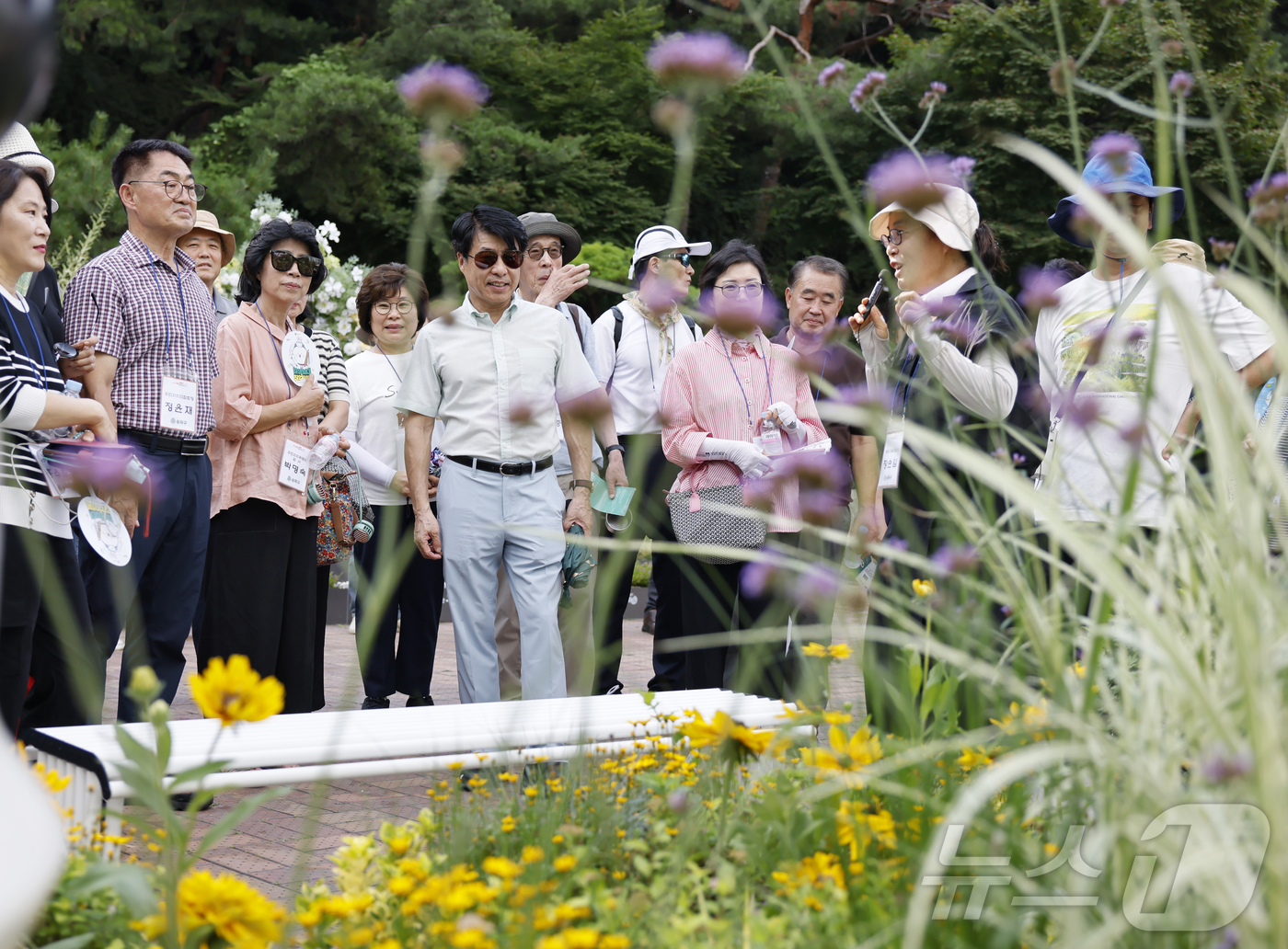 (서울=뉴스1) 박정호 기자 = 서강석 송파구청장(왼쪽 앞줄 네 번째)이 3일 오후 서울 동작구 신대방동에서  열린 '2025 서울국제정원박람회'에 참석해 지역주민, 마을정원사와 …