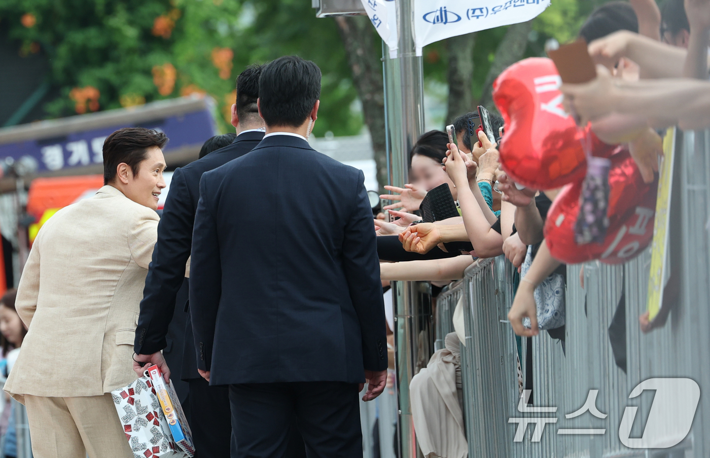 (부천=뉴스1) 권현진 기자 = 배우 이병헌이 3일 오후 경기도 부천시청에서 열린 제29회 부천국제판타스틱영화제 행사에 참석해 레드카펫을 밟으며 팬서비스를 하고 있다. 2025.7 …