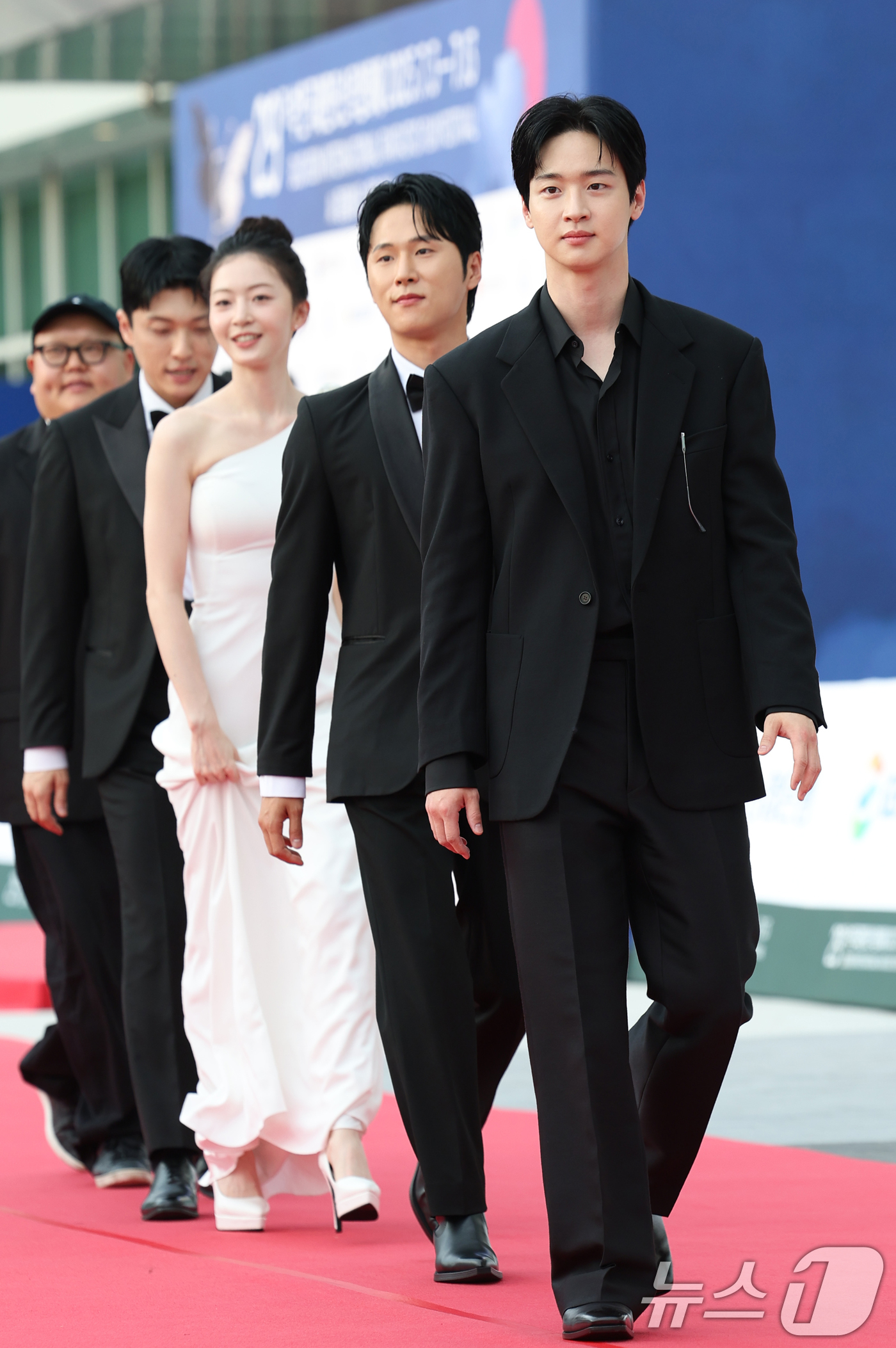 (부천=뉴스1) 권현진 기자 = 배우 겸 감독 장동윤(오른쪽)이 3일 오후 경기도 부천시청에서 열린 제29회 부천국제판타스틱영화제 행사에 참석해 레드카펫을 밟고 있다. 2025.7 …