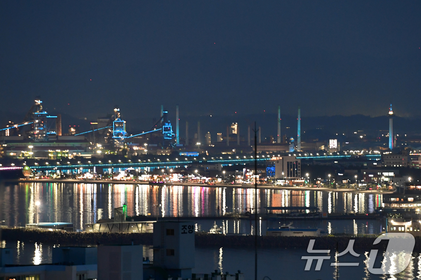 (포항=뉴스1) 최창호 기자 = 포스코 포항제철소가 3일 종합 준공일을 기념하기 위해 경관 조명을 파란색으로 밝히고 있다.종합 준공일은 1973년 7월 3일 포항제철소에 103만 …