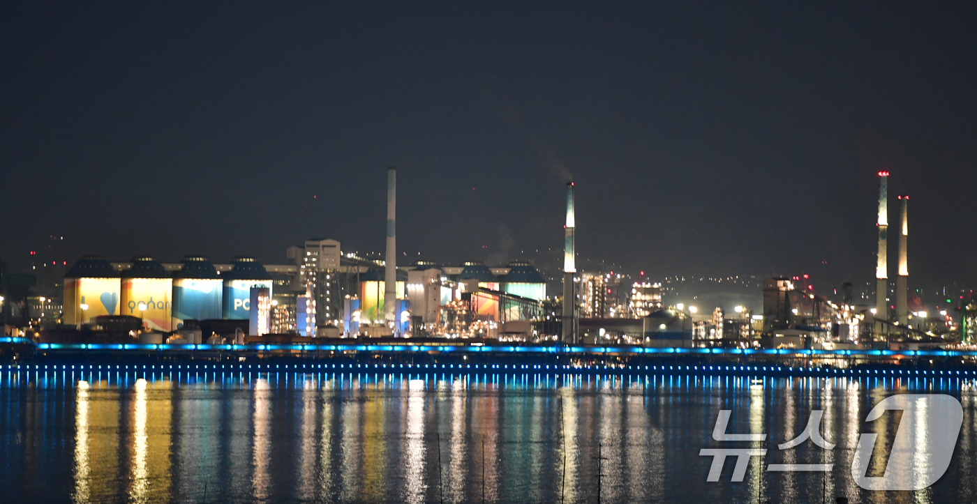 (포항=뉴스1) 최창호 기자 = 포스코 포항제철소가 3일 종합 준공일을 기념하기 위해 경관 조명을 파란색으로 밝히고 있다.종합 준공일은 1973년 7월 3일 포항제철소에 103만 …