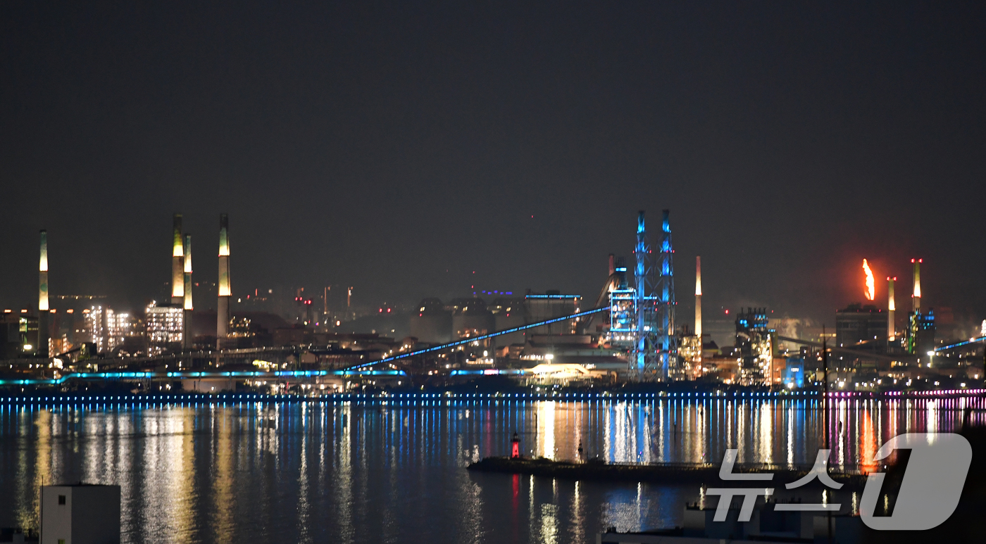 (포항=뉴스1) 최창호 기자 = 포스코 포항제철소가 3일 종합 준공일을 기념하기 위해 경관 조명을 파란색으로 밝히고 있다.종합 준공일은 1973년 7월 3일 포항제철소에 103만 …