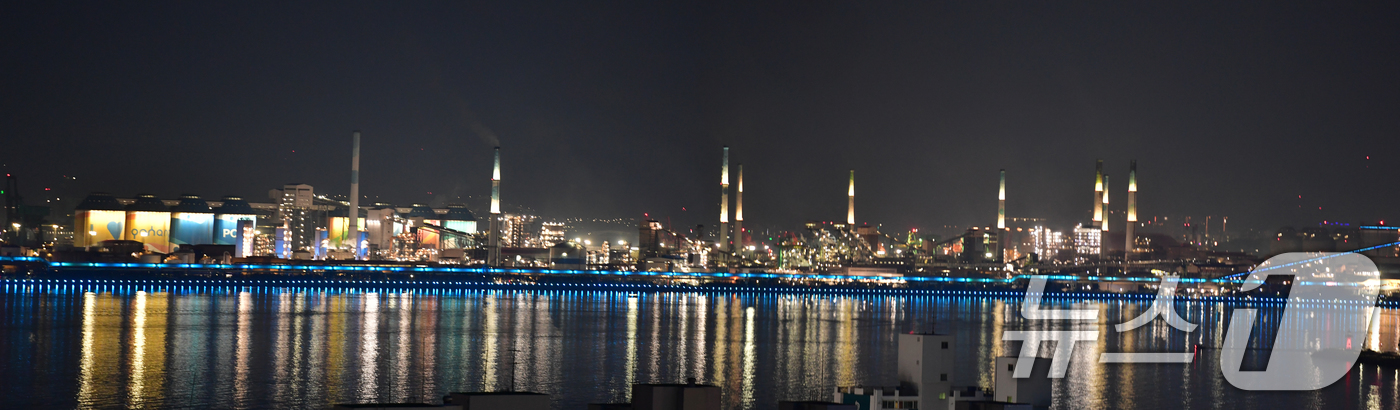 (포항=뉴스1) 최창호 기자 = 포스코 포항제철소가 3일 종합 준공일을 기념하기 위해 경관 조명을 파란색으로 밝히고 있다.종합 준공일은 1973년 7월 3일 포항제철소에 103만 …