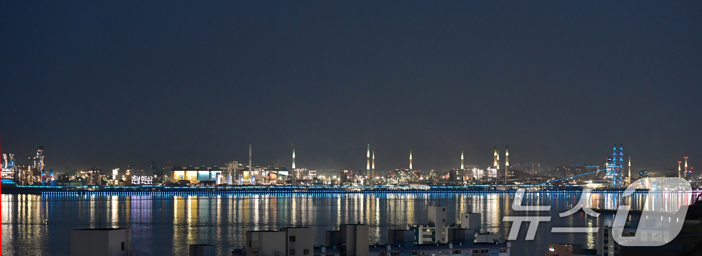 (포항=뉴스1) 최창호 기자 = 포스코 포항제철소가 3일 종합 준공일을 기념하기 위해 경관 조명을 파란색으로 밝히고 있다.종합 준공일은 1973년 7월 3일 포항제철소에 103만 …