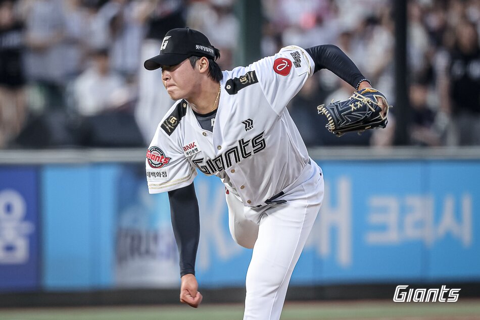 본문 이미지 - 롯데 자이언츠 투수 이민석이 3일 열린 KBO리그 사직 LG 트윈스전에 선발 등판해 6⅔이닝 무실점 호투를 펼쳤다. &#40;롯데 자이언츠 제공&#41;