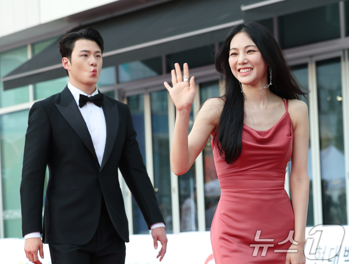 (부천=뉴스1) 권현진 기자 = 배우 신승호와 한지은(오른쪽)이 3일 오후 경기도 부천시청에서 열린 제29회 부천국제판타스틱영화제 행사에 참석해 레드카펫을 밟고 있다. 2025.7 …