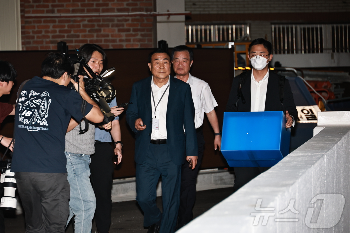 (서울=뉴스1) 황기선 기자 = 윤석열 전 대통령 배우자인 김건희 여사 의혹을 수사하는 민중기 특별검사팀이 3일 오후 서울 종로구 삼부토건 본사에서 압수수색을 마친 후 압수품이 담 …