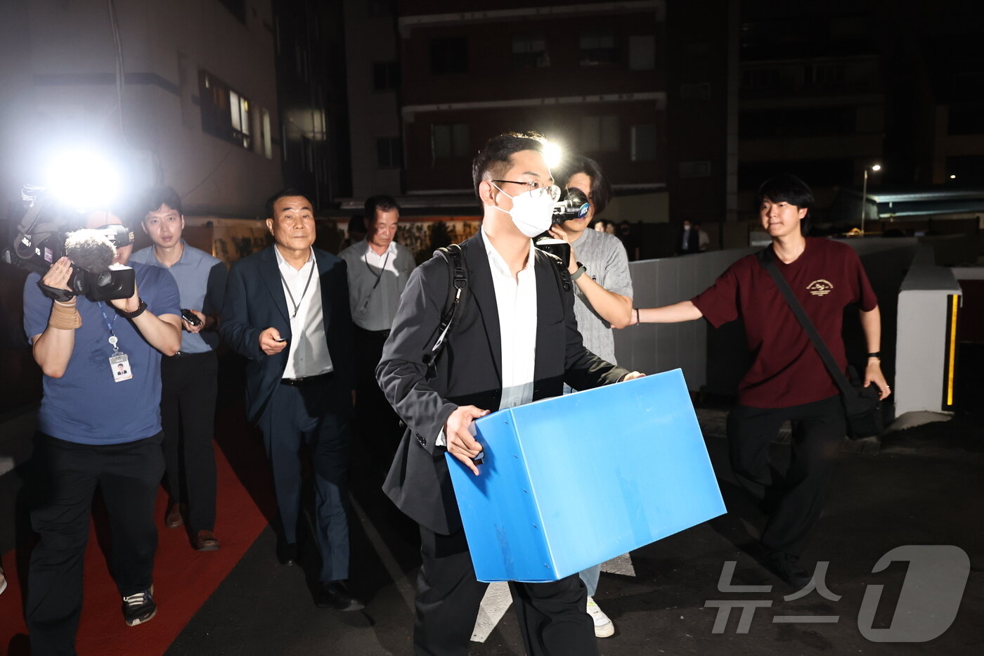 본문 이미지 - 윤석열 전 대통령 배우자인 김건희 여사 의혹을 수사하는 민중기 특별검사팀이 지난 3일 오후 서울 종로구 삼부토건 본사에서 압수수색을 마친 후 압수품이 담긴 박스를 들고 사무실을 나서고 있다. &#40;공동취재&#41; 2025.7.3/뉴스1 ⓒ News1 황기선 기자