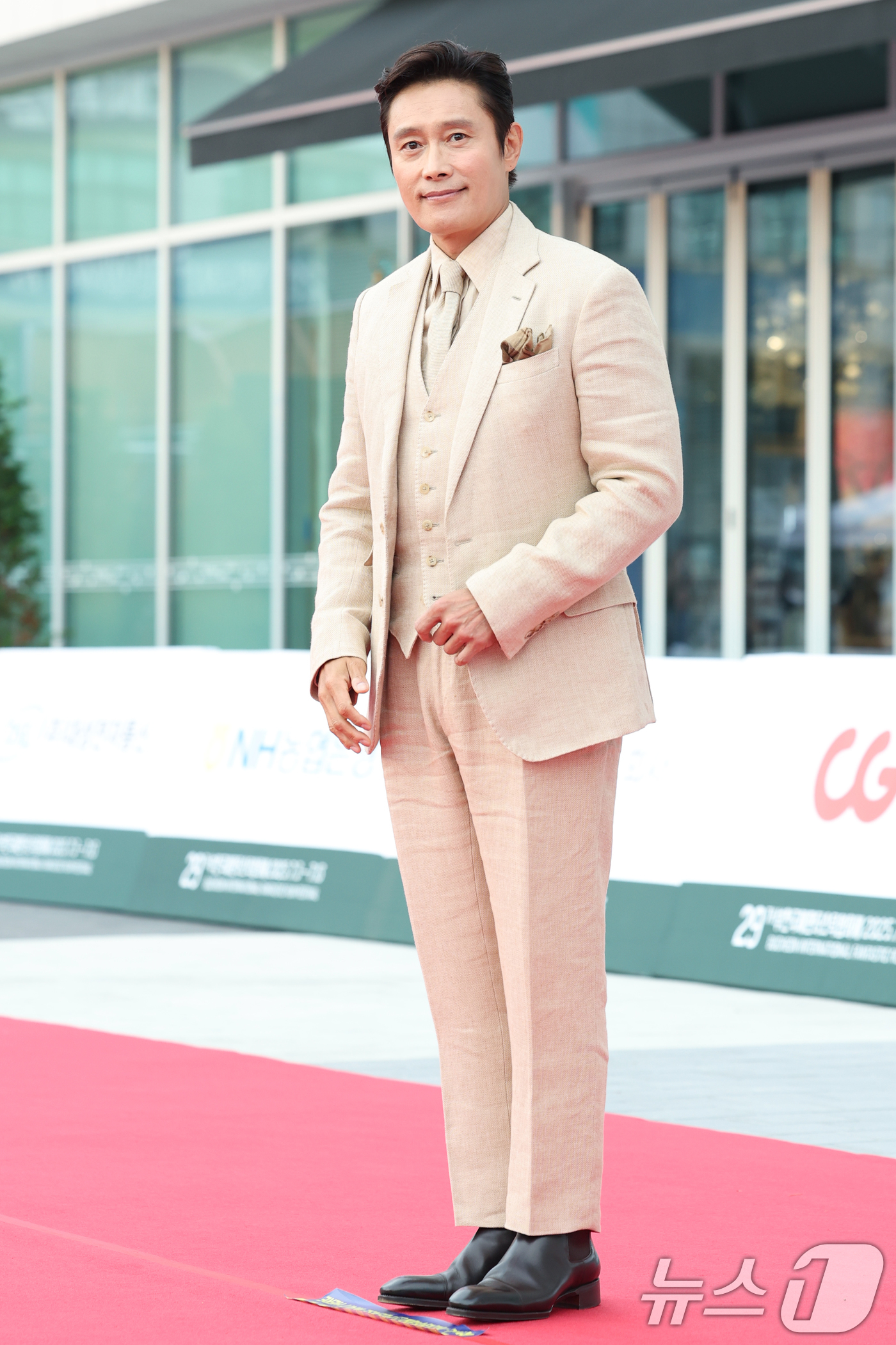 (부천=뉴스1) 권현진 기자 = 배우 이병헌이 3일 오후 경기도 부천시청에서 열린 제29회 부천국제판타스틱영화제 레드카펫 행사에 참석해 포즈를 취하고 있다. 2025.7.3/뉴스1 …