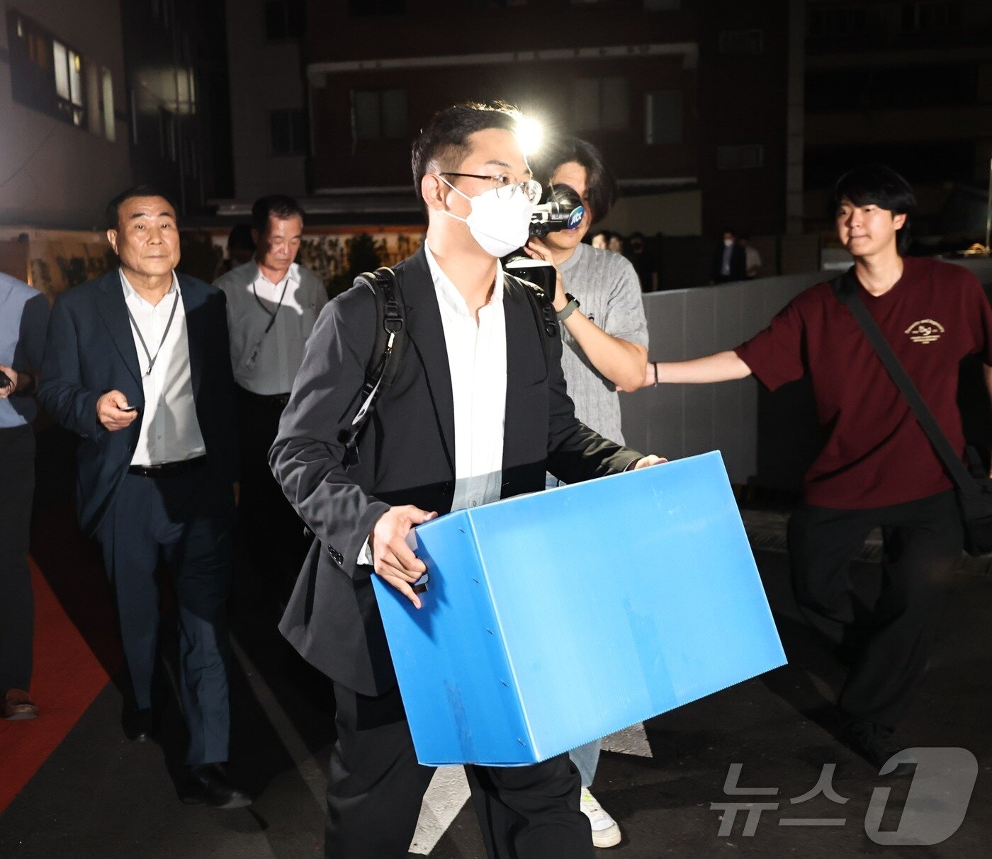 본문 이미지 - 윤석열 전 대통령 배우자인 김건희 여사 의혹을 수사하는 민중기 특별검사팀이 3일 오후 서울 종로구 삼부토건 본사에서 압수수색을 마친 후 압수품이 담긴 박스를 들고 사무실을 나서고 있다. &#40;공동취재&#41; 2025.7.3/뉴스1 ⓒ News1 황기선 기자