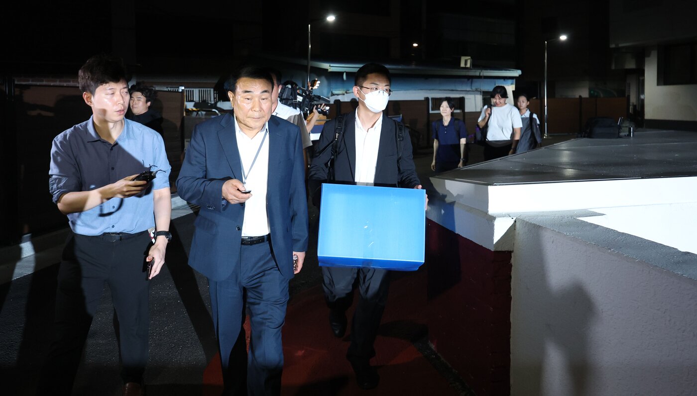 본문 이미지 - 윤석열 전 대통령 배우자인 김건희 여사 의혹을 수사하는 민중기 특별검사팀이 지난 3일 오후 서울 종로구 삼부토건 본사에서 압수수색을 마친 후 압수품이 담긴 박스를 들고 사무실을 나서고 있다. &#40;공동취재&#41; 2025.7.3/뉴스1 ⓒ News1 황기선 기자