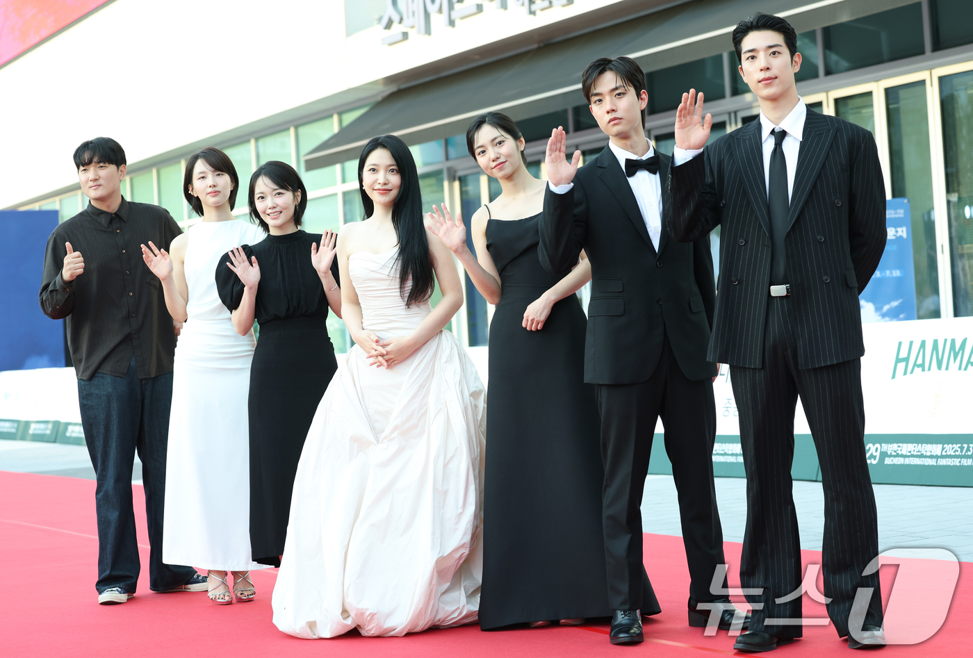 (부천=뉴스1) 권현진 기자 = 3일 오후 경기도 부천시청에서 열린 제29회 부천국제판타스틱영화제 레드카펫 행사에서 영화 '강령:귀신놀이' 주역들이 포즈를 취하고 있다. 2025. …