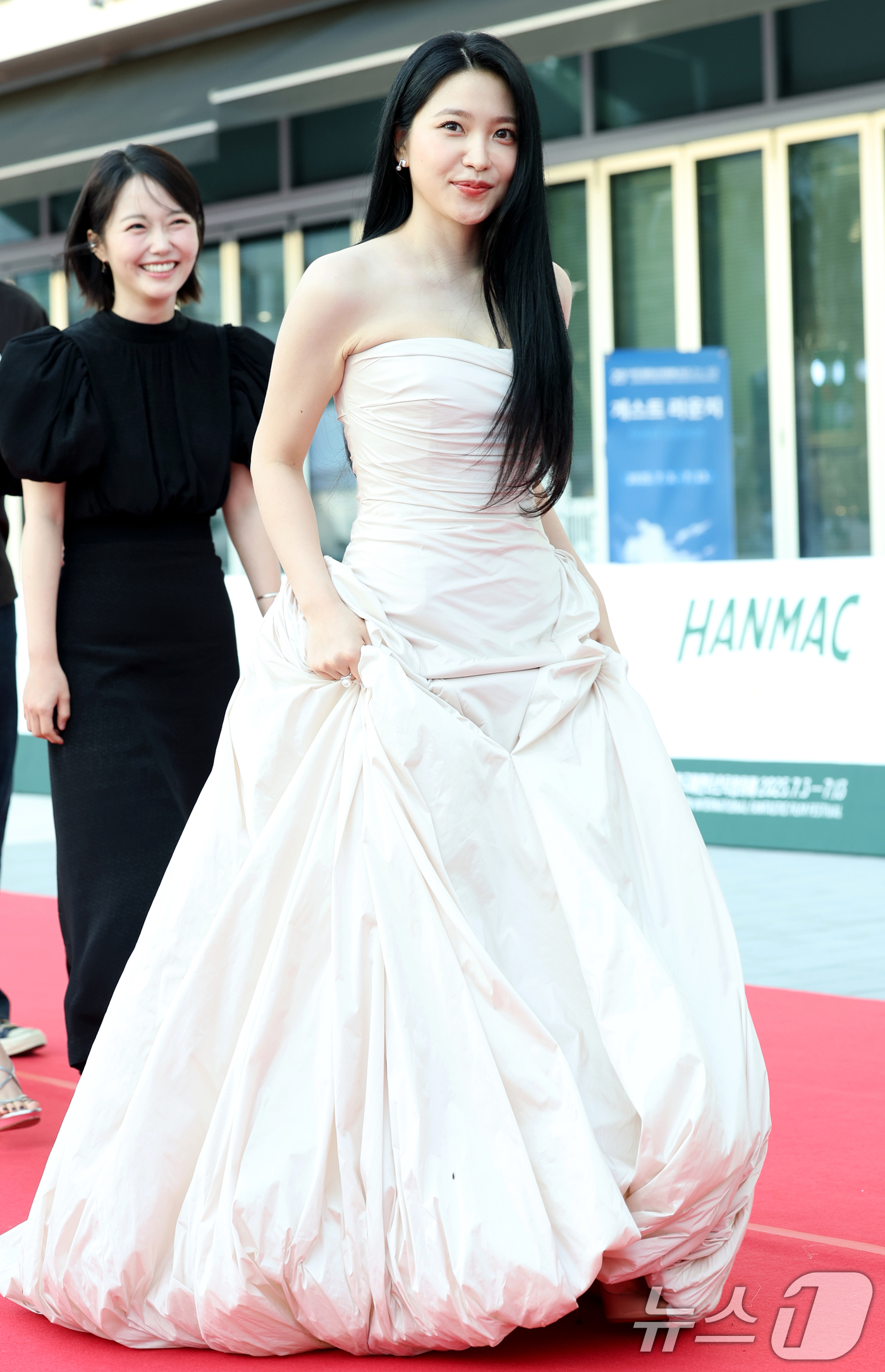 (부천=뉴스1) 권현진 기자 = 레드벨벳 예리가 3일 오후 경기도 부천시청에서 열린 제29회 부천국제판타스틱영화제 참석해 레드카펫을 밟고 있다. 2025.7.3/뉴스1