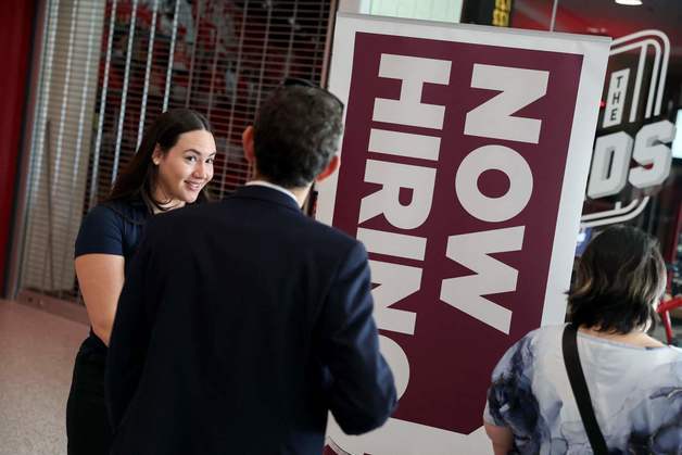 美 1월 신규 고용 '깜짝' 호조…월가, 금리 인하 기대 후퇴