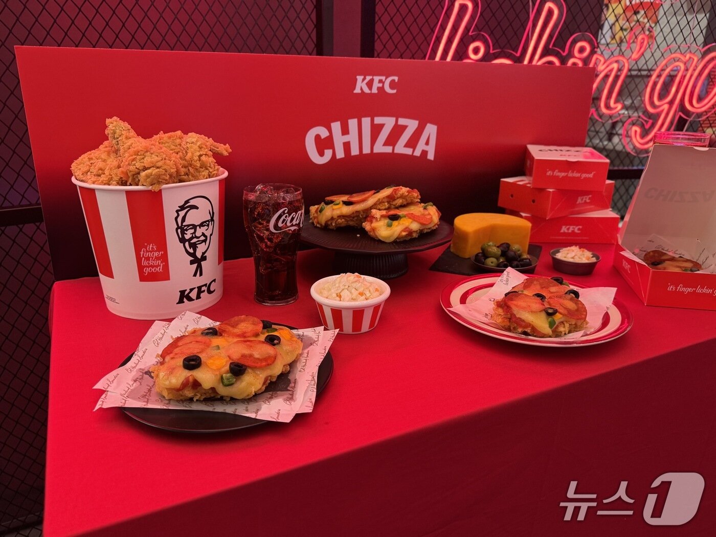 본문 이미지 - KFC 건대입구역점에서 열린 기자간담회 현장에 신제품 '켄치짜'가 전시돼 있다.뉴스1 ⓒ News1 이강 기자