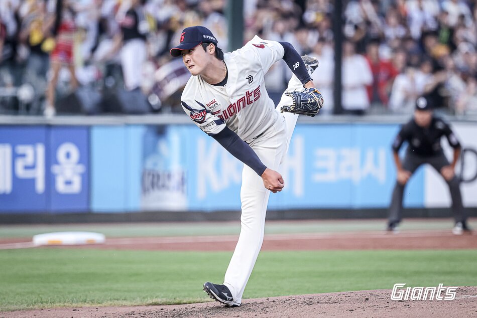본문 이미지 - 롯데 자이언츠 투수 이민석이 3일 열린 KBO리그 사직 LG 트윈스전에 선발 등판해 6⅔이닝 무실점 호투를 펼쳤다. &#40;롯데 자이언츠 제공&#41;