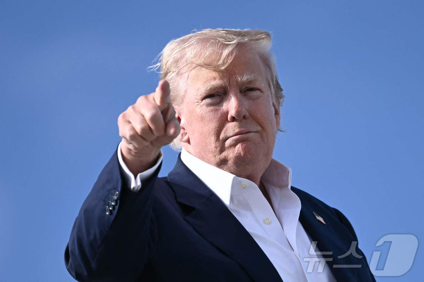 본문 이미지 - 29일&#40;현지시간&#41; 도널드 트럼프 미국 대통령이 스코틀랜드에서 워싱턴으로 돌아가는 대통령 전용기&#40;에어포스원&#41;에 탑승하고 있다. 2025.07.29 ⓒ AFP=뉴스1 ⓒ News1 김지완 기자