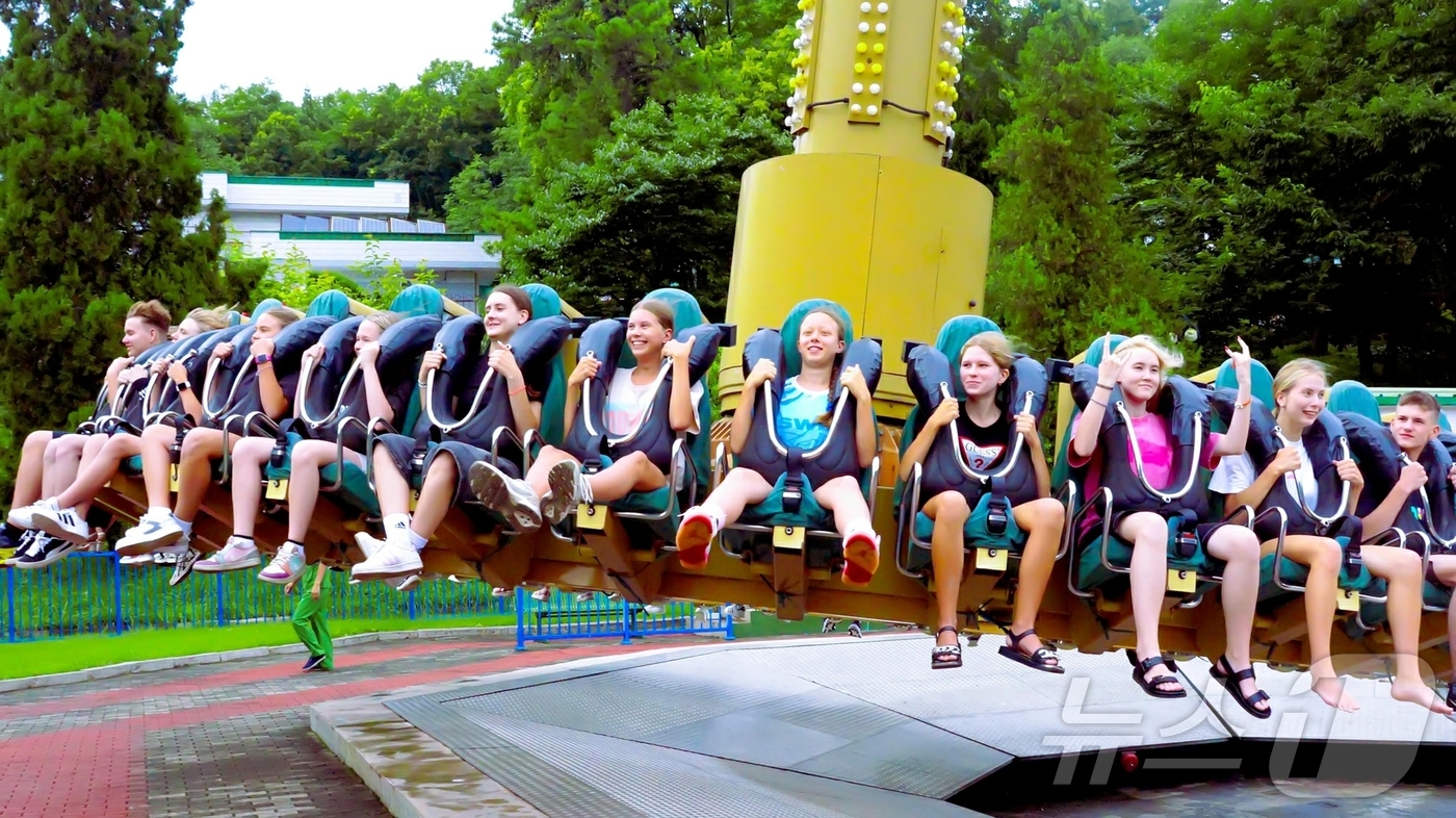 (평양 노동신문=뉴스1) = 북한 노동당 기관지 노동신문은 30일 "조로(북러) 소년친선야영에 참가한 로씨야(러시아) 학생소년야영단이 29일 만경대학생소년궁전을 참관했다"라고 보도 …