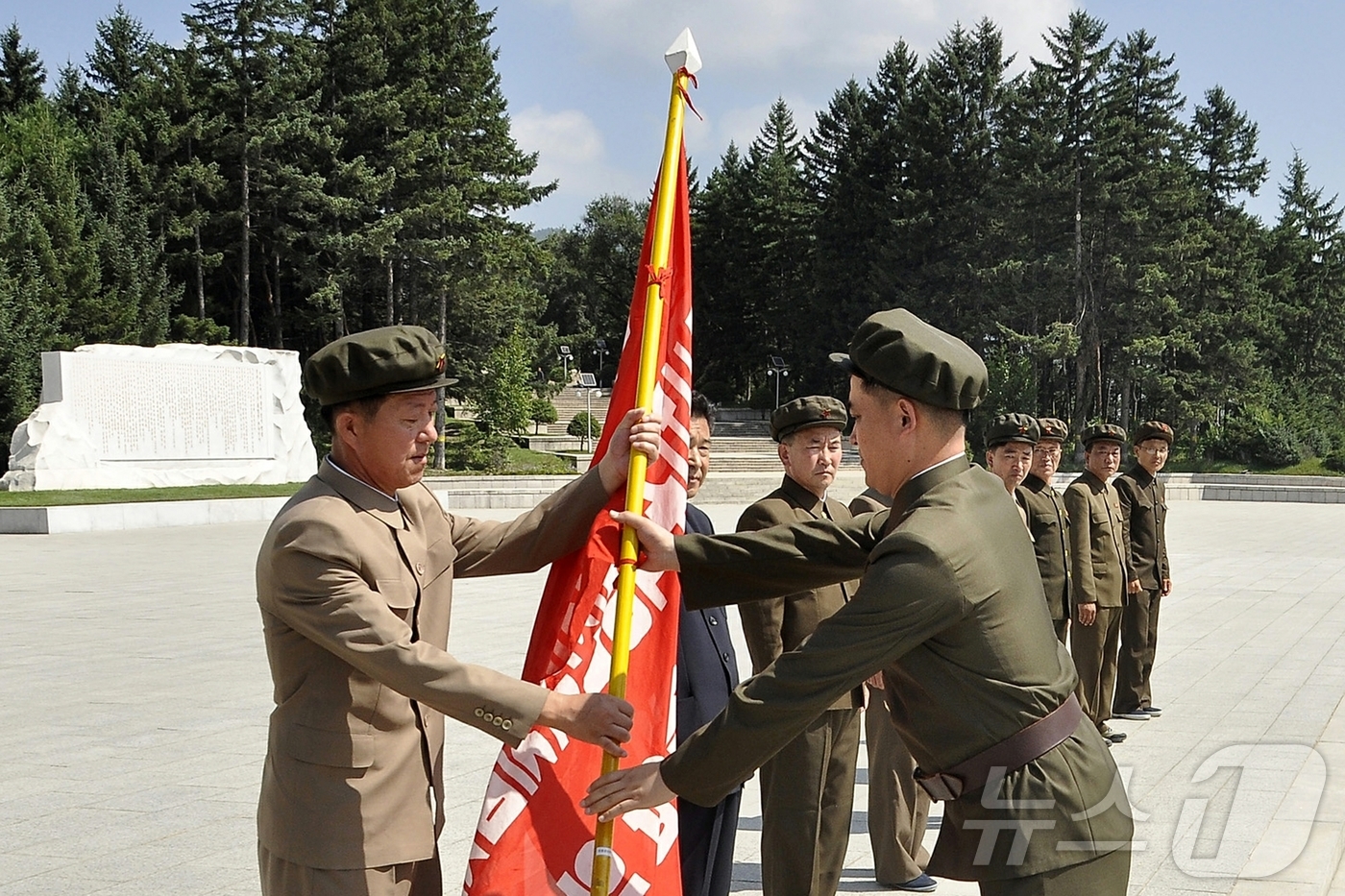 (평양 노동신문=뉴스1) = 북한 노동당 기관지 노동신문은 30일 전국직맹일꾼(간부)들과 직맹원들의 백두산지구 혁명전적지답사행군 출발모임이 지난 29일 진행됐다고 보도했다. [국내 …