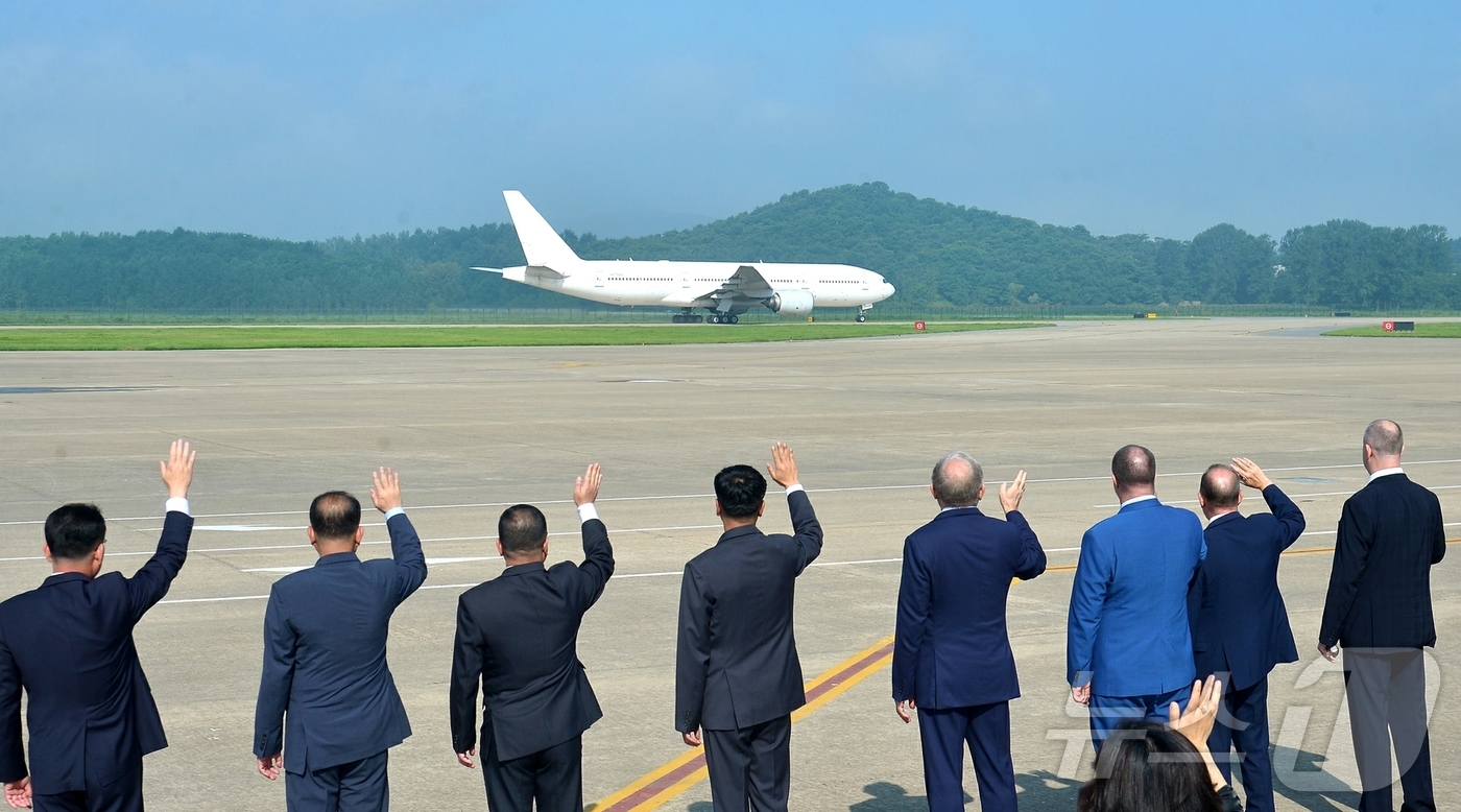 (평양 노동신문=뉴스1) = 북한 노동당 기관지 노동신문은 30일 조로(북러)정부 간 무역경제 및 과학기술협조위원회 러시아 측 위원장 일행이 지난 29일 평양을 출발했다고 보도했다 …