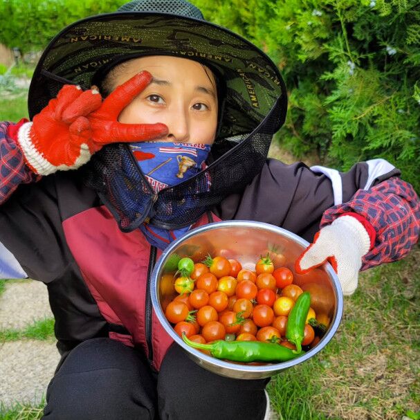 "방송 딱 접었습니다"…'농부 변신' 마야, 힙한 패션 속 농작물 수확하며 '브이'