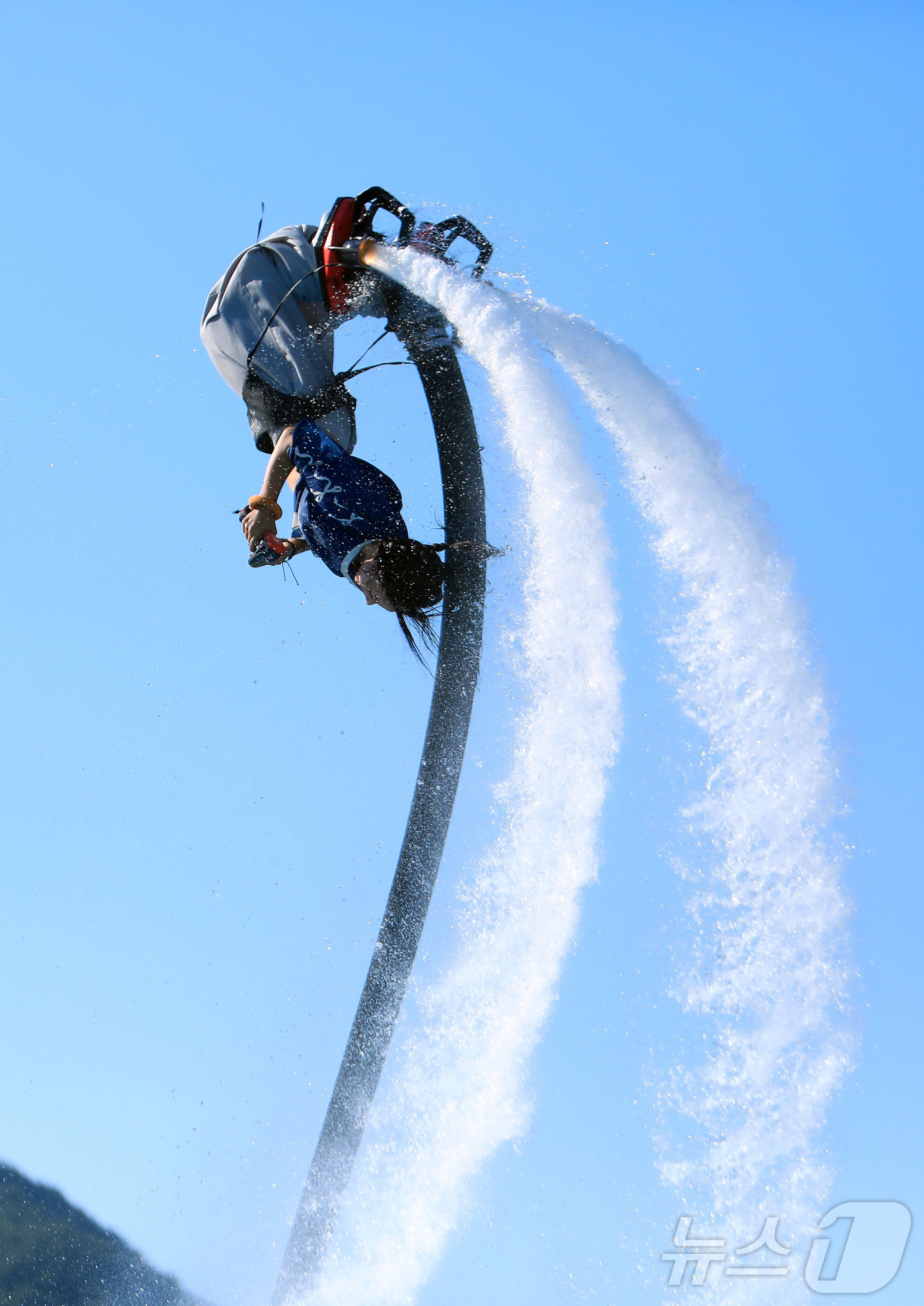 (인제=뉴스1) 이종재 기자 = 지난 29일 인제군 여름축제인 ‘여름愛 인제愛 빠지다’를 찾은 플라이보드 세계챔피언 박진민 선수가 관광객들에게 멋진 공연을 선보이고 있다.(인제군 …