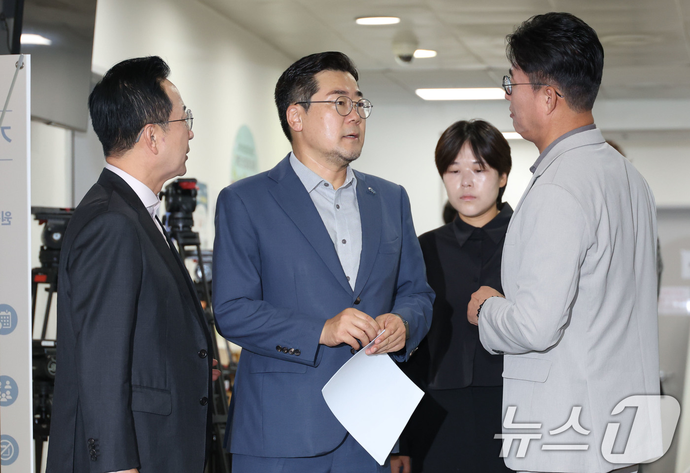 (서울=뉴스1) 이광호 기자 = 박찬대 더불어민주당 당대표 후보가 30일 오전 서울 여의도 국회 소통관에서 현안 관련 기자회견을 하기 앞서 박성준, 노종면 의원과 대화하고 있다. …