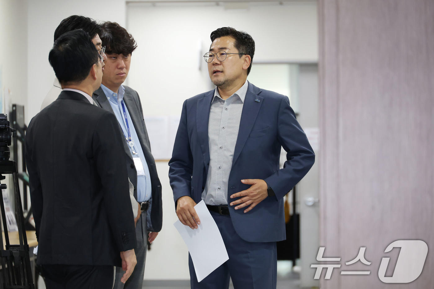 (서울=뉴스1) 이광호 기자 = 박찬대 더불어민주당 당대표 후보가 30일 오전 서울 여의도 국회 소통관에서 현안 관련 기자회견을 하기 앞서 박성준, 노종면 의원과 대화하고 있다. …