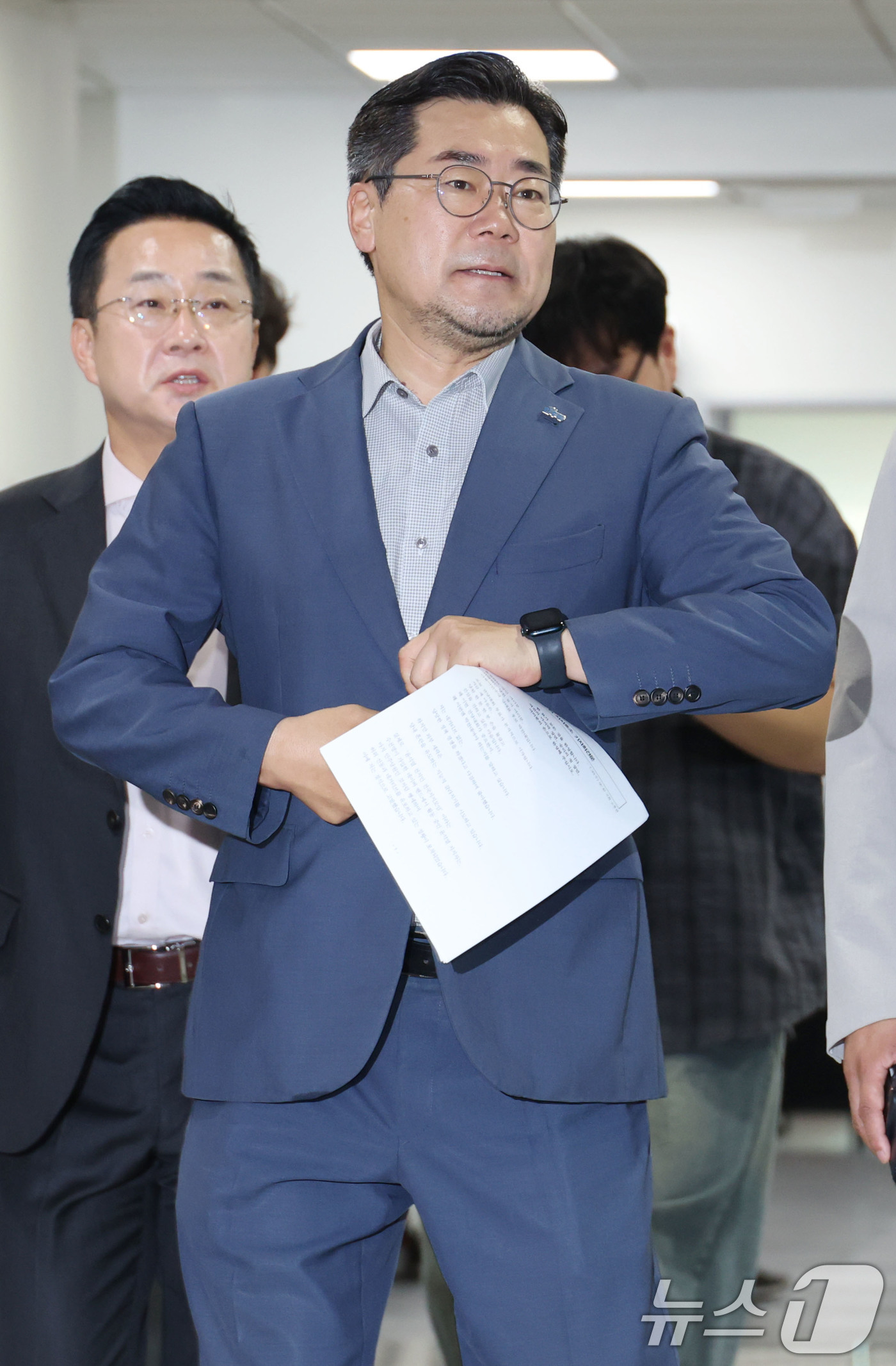 (서울=뉴스1) 이광호 기자 = 박찬대 더불어민주당 당대표 후보가 30일 오전 현안 관련 기자회견을 하기 위해 서울 여의도 국회 소통관으로 들어서고 있다. 2025.7.30/뉴스1 …