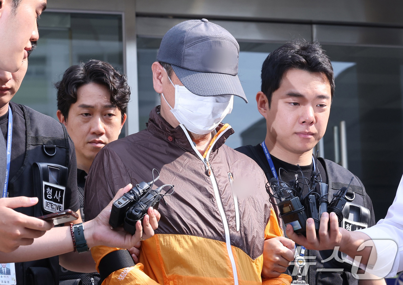 (인천=뉴스1) 박지혜 기자 = 사제 총기 살해 사건 피의자 A 씨(62·남)가 30일 오전 인천논현경찰서에서 검찰로 송치되고 있다. A씨는 지난 20일 오후 9시 31분께 인천시 …