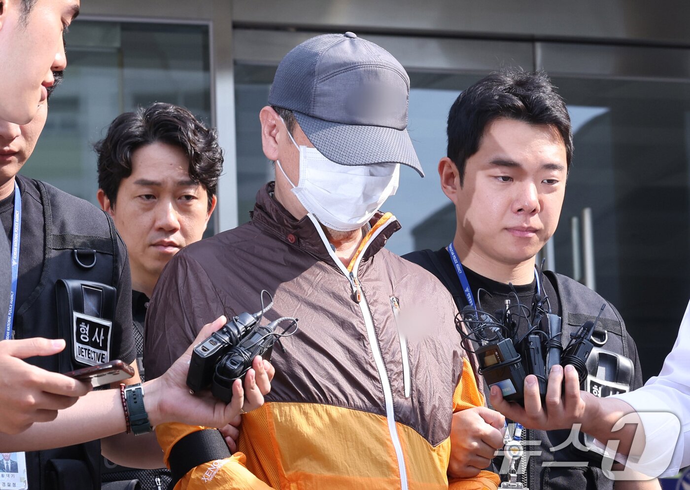 본문 이미지 - 사제 총기 살해 사건 피의자 A 씨&#40;62·남&#41;가 30일 오전 인천논현경찰서에서 검찰로 송치되고 있다. 2025.7.30/뉴스1 ⓒ News1 박지혜 기자