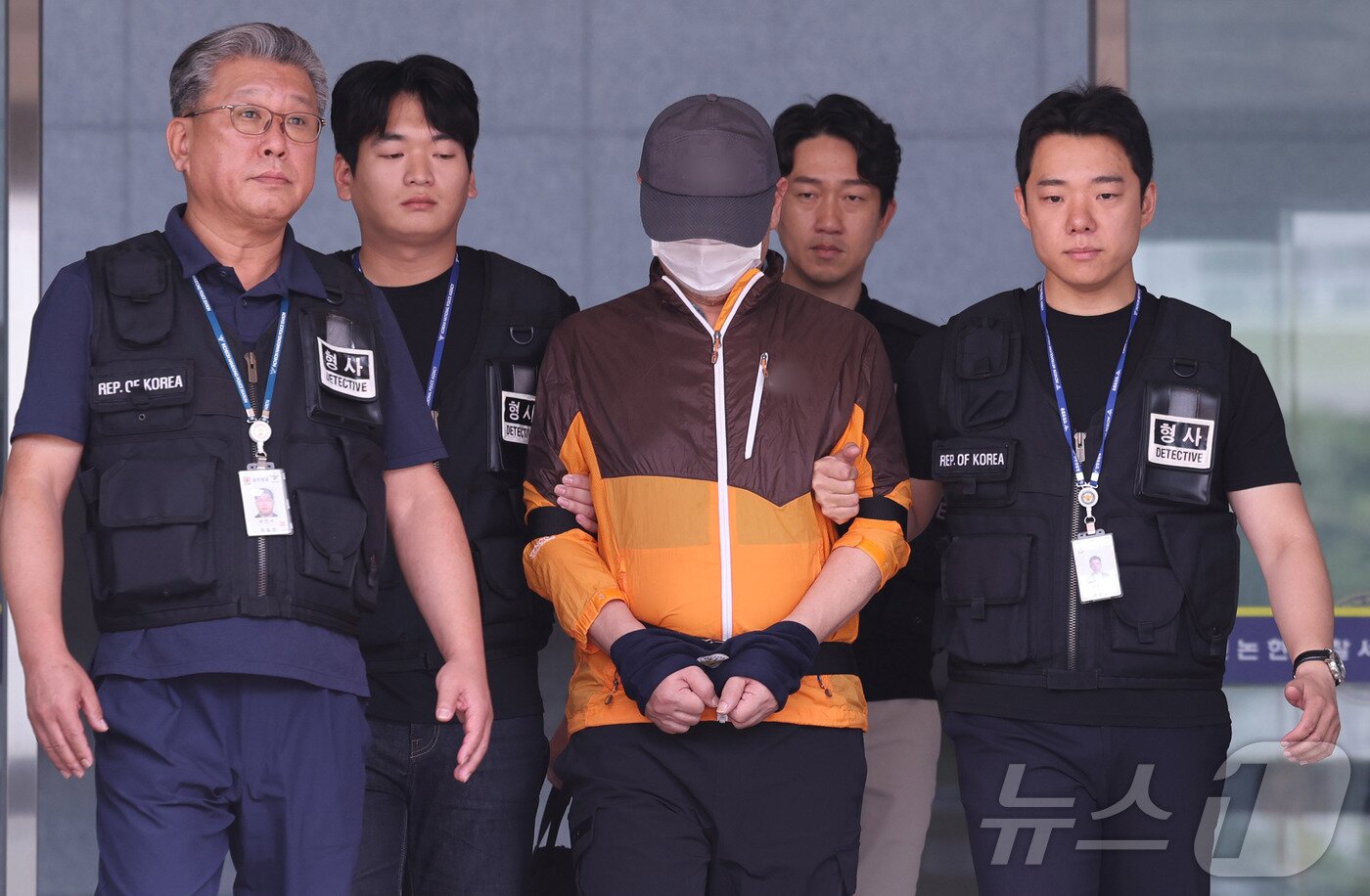 본문 이미지 - 사제 총기 살해 사건 피의자 A 씨&#40;62·남&#41;가 30일 오전 인천논현경찰서에서 검찰로 송치되고 있다. 2025.7.30/뉴스1 ⓒ News1 박지혜 기자