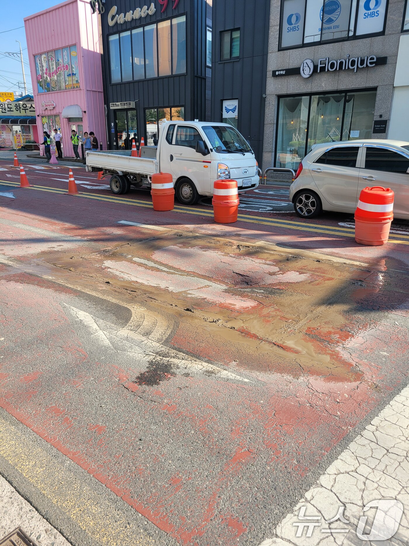 본문 이미지 - 30일 오전 7시쯤 경북 포항시 북구 두호동 라한호텔 앞 도로에서 땅꺼짐이 발생, 주변교통이 통제됐다. (독자 제공, 재판매 및 DB금자) 2025.7.30/뉴스1